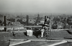 106420 Afbeelding van tekenaar Chris Schut op het dak van de toren van de Jacobikerk (Jacobskerkhof) te Utrecht, ...